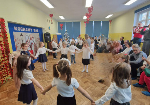 Dziewczynki tańczą w kole