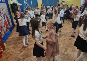 Dzieci tańczą w parach