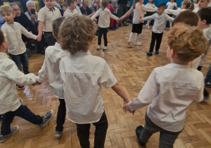 Chłopcy tańczą w kole