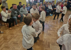 Chłopcy tańczą w kole