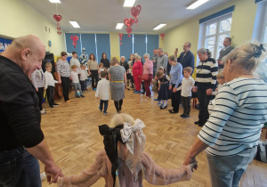 Dzieci tańczą ze swoimi babciami i dziadkami