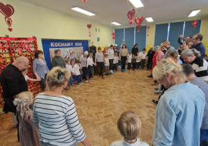 Dzieci tańczą ze swoimi babciami i dziadkami