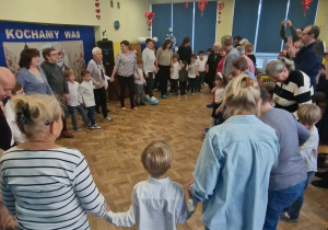 Dzieci tańczą ze swoimi babciami i dziadkami