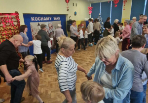 Dzieci tańczą ze swoimi babciami i dziadkami