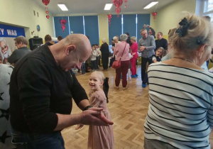 Dzieci tańczą ze swoimi babciami i dziadkami