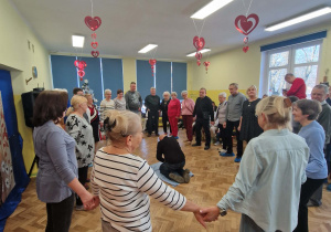 Dzieci tańczą ze swoimi babciami i dziadkami