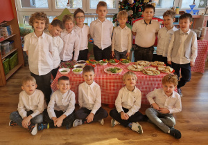 Chłopcy prezentują szwedzki stół