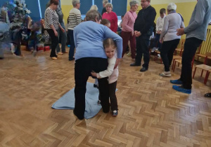 babcie i dziadkowie tańczą dla wnuków