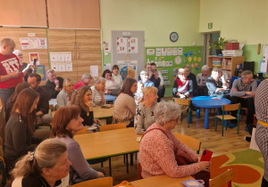 Dziadkowie uczestniczą w warsztatach kulinarnych z wnukami