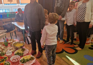 Dziadkowie uczestniczą w warsztatach kulinarnych z wnukami