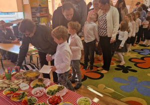 Dziadkowie uczestniczą w warsztatach kulinarnych z wnukami