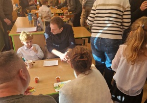 Dziadkowie uczestniczą w warsztatach kulinarnych z wnukami