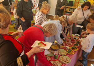Dziadkowie uczestniczą w warsztatach kulinarnych z wnukami