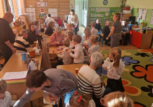 Dziadkowie uczestniczą w warsztatach kulinarnych z wnukami