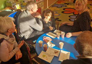 Dziadkowie uczestniczą w warsztatach kulinarnych z wnukami