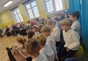 Dzieci w oczekiwaniu na występ