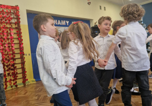 Dzieci tańczą w parach