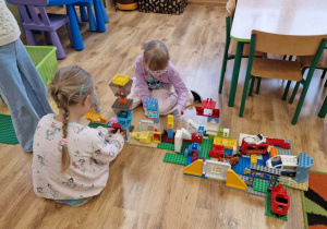 Dzieci tworzą budowlę z klocków lego