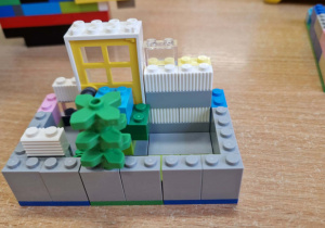 Budowla zrobiona przez dzieci z klocków lego