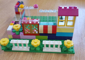 Budowla zrobiona przez dzieci z klocków lego