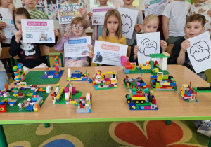 Dzieci prezentują swoje wytwory z klocków lego