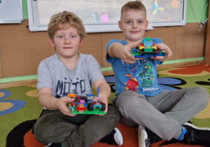 Dzieci prezentują swoje budowle z klocków lego