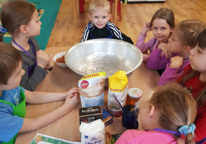 Dzieci poznają składniki potrzebne do pieczenia pierników