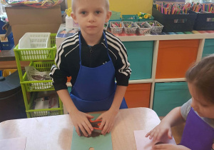 Chłopiec wykrawa piernik foremką