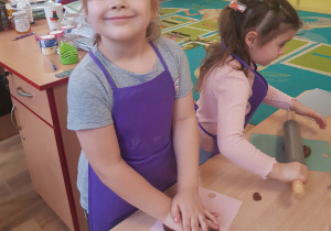 Dziewczynka wykrawa piernik foremką