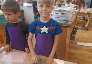 Chłopiec wykrawa piernik foremką