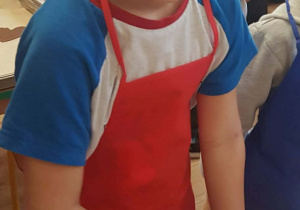 Dzieci rozrabiają ciasto