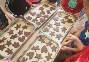 Dzieci podziwiają pierniki.