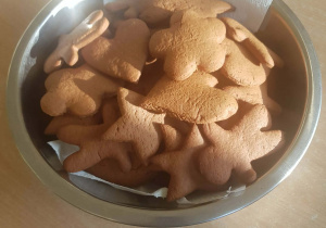 upieczone pierniki w misce