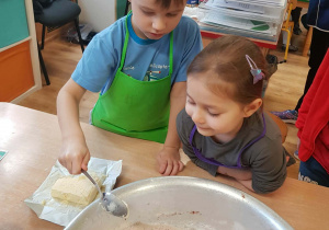 Chłopiec dodaje masło