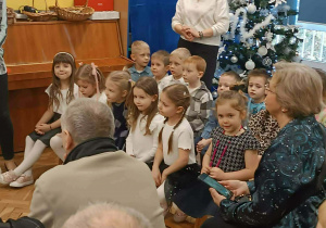 Dzieci w oczekiwaniu na swoich dziadków