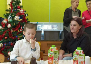 zieci podczas poczęstunku z okazji Dnia Babci i dziadka