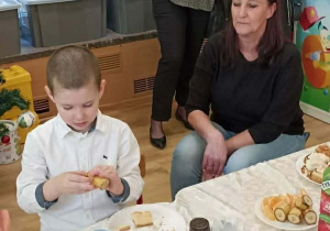 zieci podczas poczęstunku z okazji Dnia Babci i dziadka