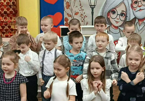 Dzieci w oczekiwaniu na swoich dziadków