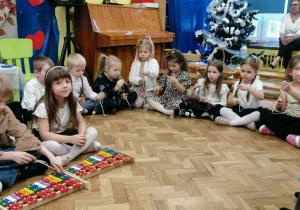 Dzieci grają na instrumentach muzycznych