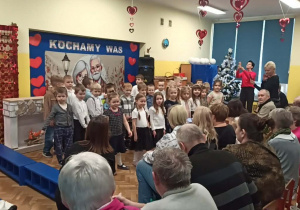 Dzieci śpiewają piosenkę dla babci i dziadka