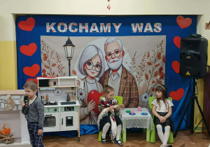 Dziewczynki podczas inscenizacji od,, Herbatka z babcią "