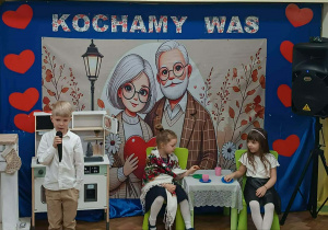 Chłopiec recytuje wiersz dla babci