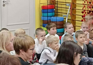 Dzieci w oczekiwaniu na swoich dziadków