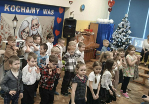 Dzieci śpiewają piosenkę dla babci i dziadka