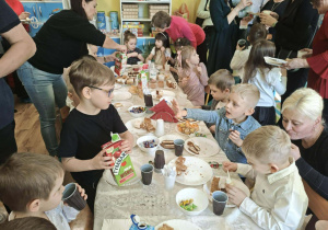 zieci podczas poczęstunku z okazji Dnia Babci i dziadka