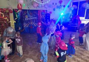 Dzieci w przebraniach bawią się na balu