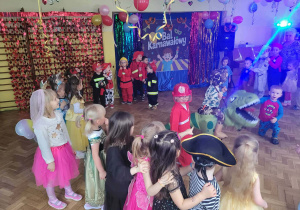 Dzieci w przebraniach bawią się na balu