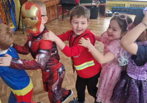 Dzieci w przebraniach bawią się na balu