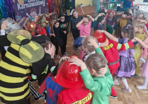 Dzieci w przebraniach bawią się na balu