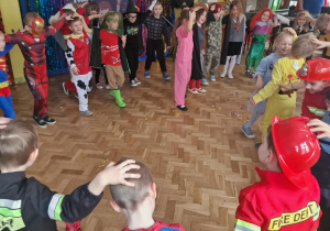 Dzieci w przebraniach bawią się na balu